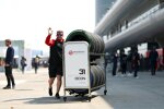 Mechaniker von Haas mit Formel-1-Reifen