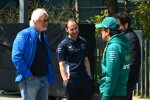 Flavio Briatore, Oliver Oakes (Alpine) und Fernando Alonso (Aston Martin) 
