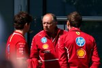Charles Leclerc (Ferrari) mit Teamchef Frederic Vasseur