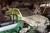 Diese verlassenen Ford Escort Cosworth verrotten in einer Scheune