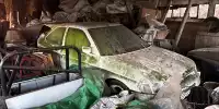 Diese verlassenen Ford Escort Cosworth verrotten in einer Scheune